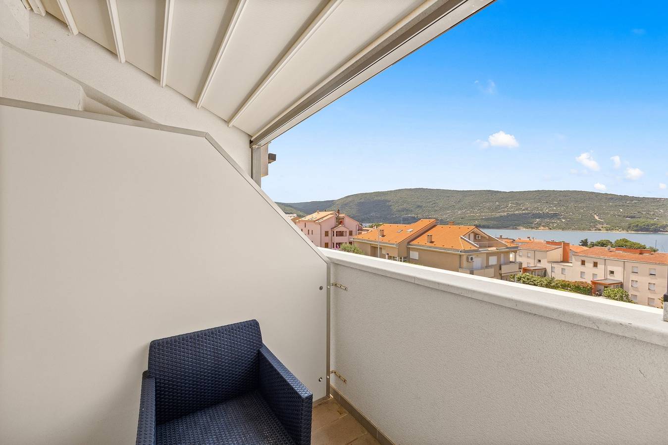 Ganze Wohnung, Apartment Paula with Sea View in Cres Stadt, Cres
