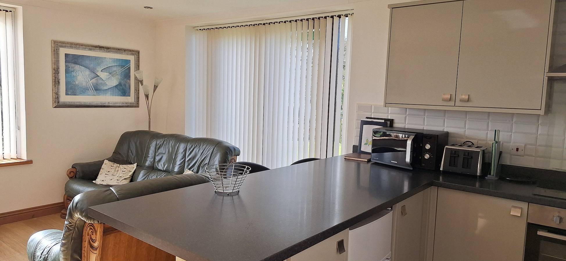 2 Bed Cottage - Sleeps 4- Parking - Wifi in Swansea region