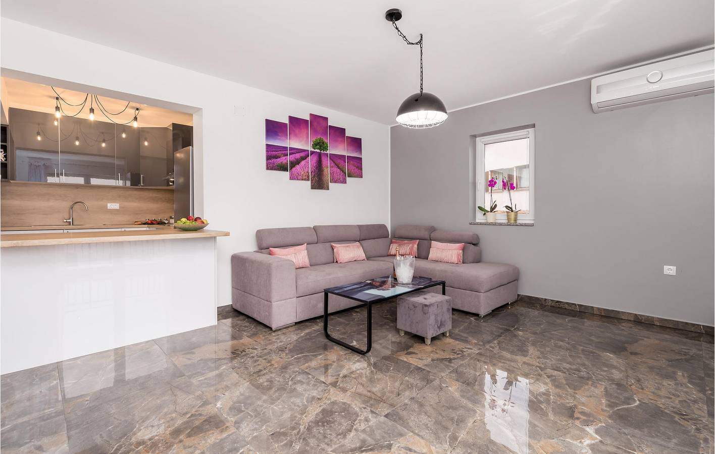 Apartamento vacacional entero, Acogedor apartamento de 140 m² con terraza y plaza de aparcamiento, a 2 km de la playa in Opatija Riviera