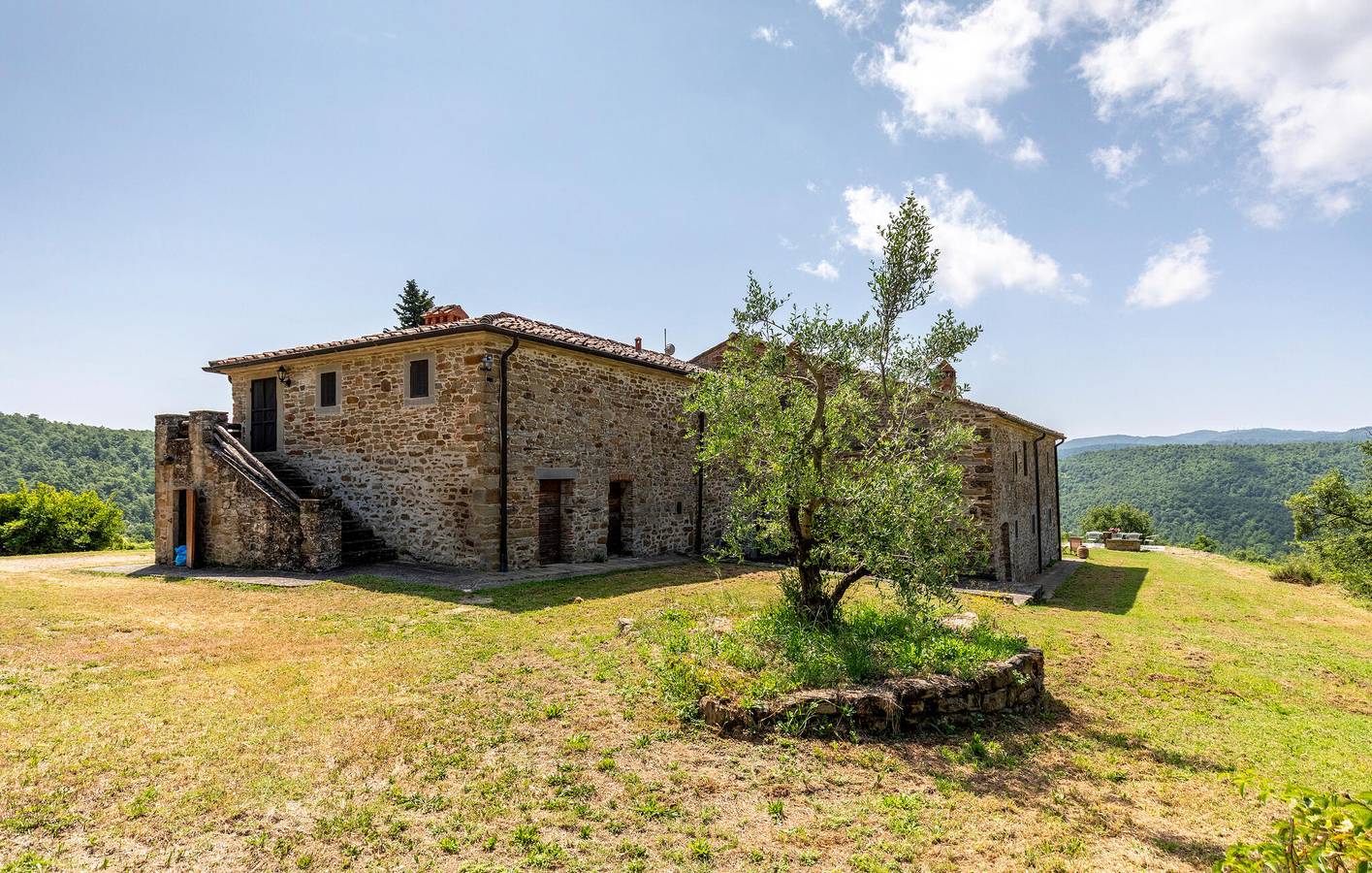 Accogliente appartamento con piscina, parcheggio, giardino e internet in Anghiari, Valtiberina