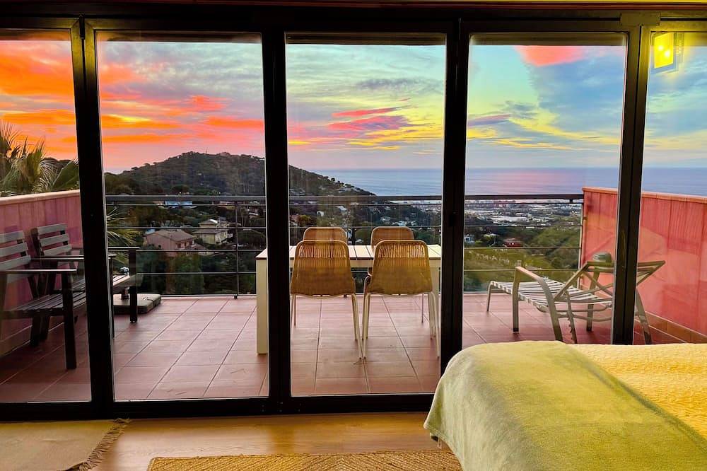 Entire apartment, In Cabrils (Barcelona at 20 km). Apartment with sea view, pool and very quiet in Cabrils, Costa del Maresme