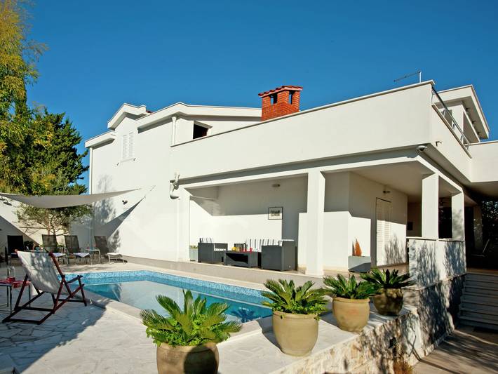 Ferienhaus für 6 Personen, mit Pool und Terrasse in Okrug Gornji