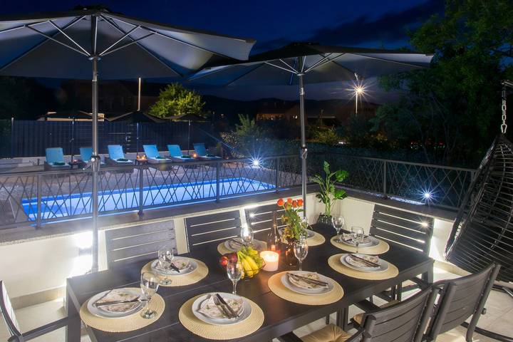 Villa für 10 Personen, mit Pool und Balkon/Terrasse - 1