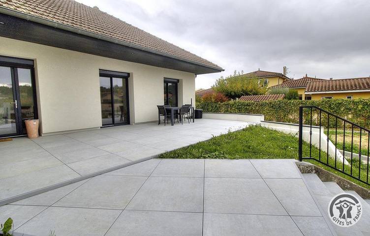 Gîte pour 4 personnes, avec jardin à Chaponnay