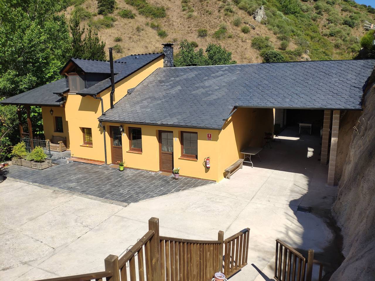 Maison de campagne « Ribera Del Cantero » avec vue montagne, piscine privée et Wi-Fi in Valdecañada, Ponferrada