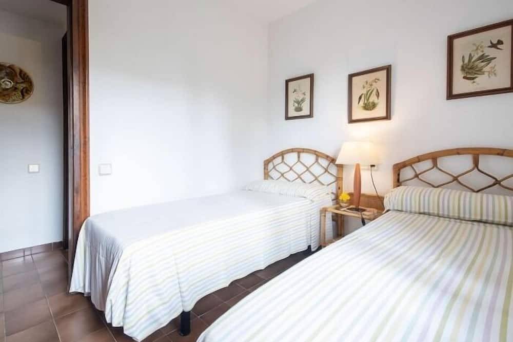 R84 Villa con Piscina y pista de Tenis in Segur de Calafell, Calafell
