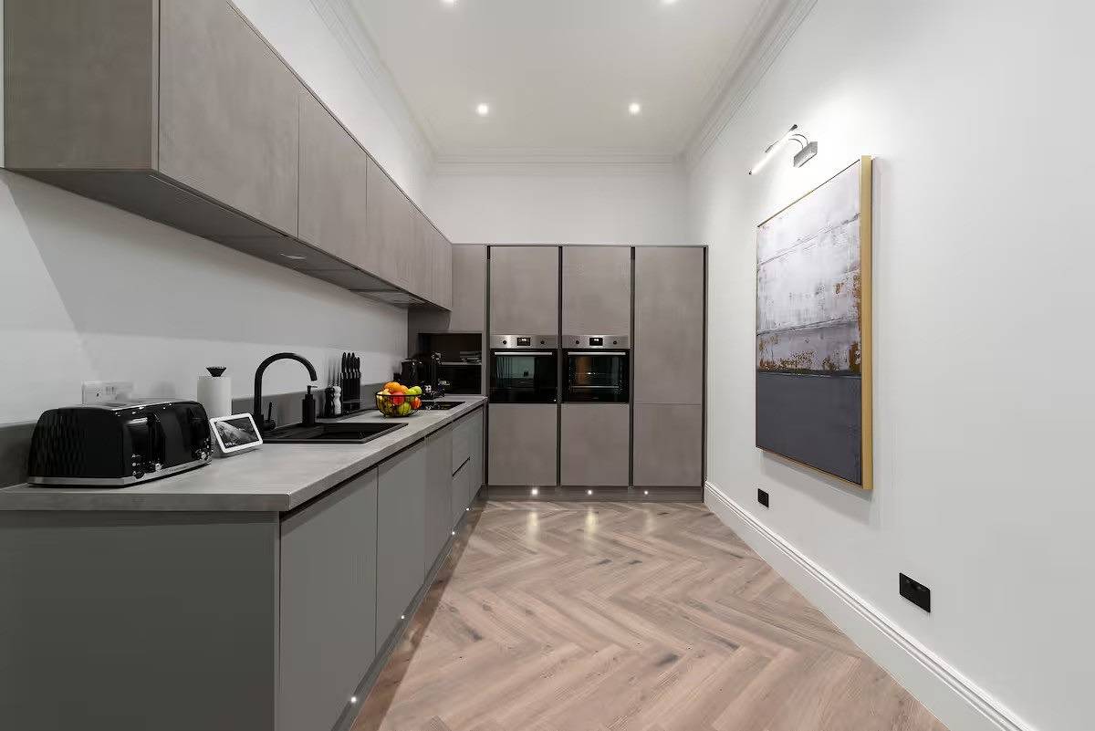 Entire holiday apartment, Family/Small group - Parking - Wifi - Sleeps 6 in Leith, Edinburgh