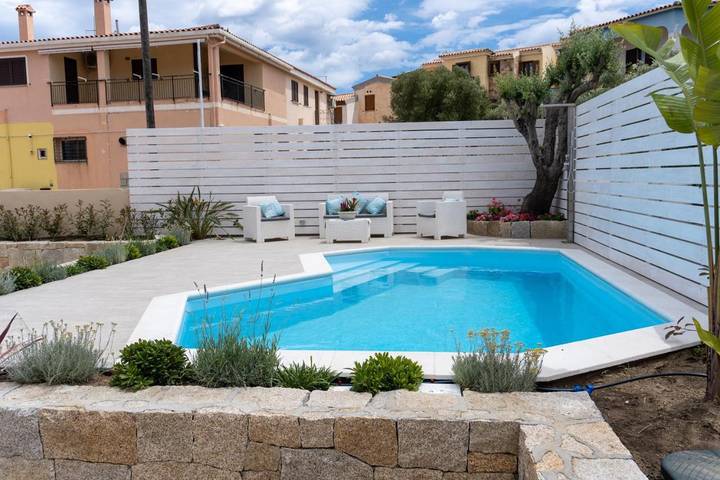 Maison d’hôte pour 3 personnes, avec Balcon et Terrasse ainsi que Piscine et Vue à Budoni