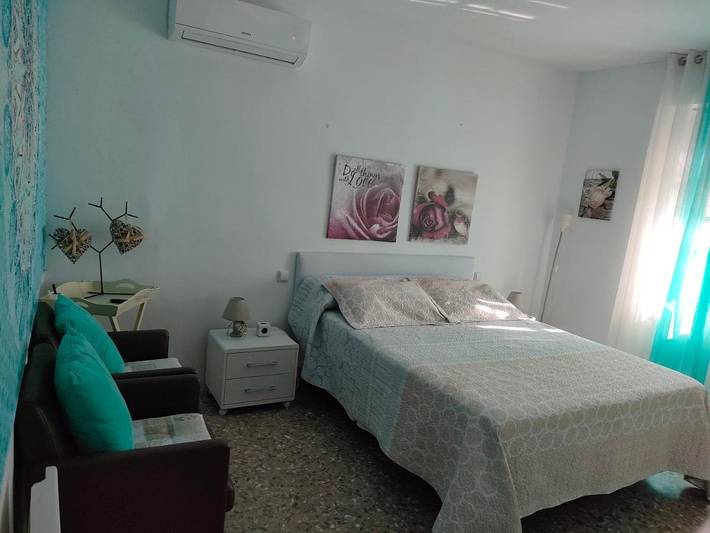 Chambre d’hôte pour 12 personnes, avec terrasse ainsi que jardin et piscine