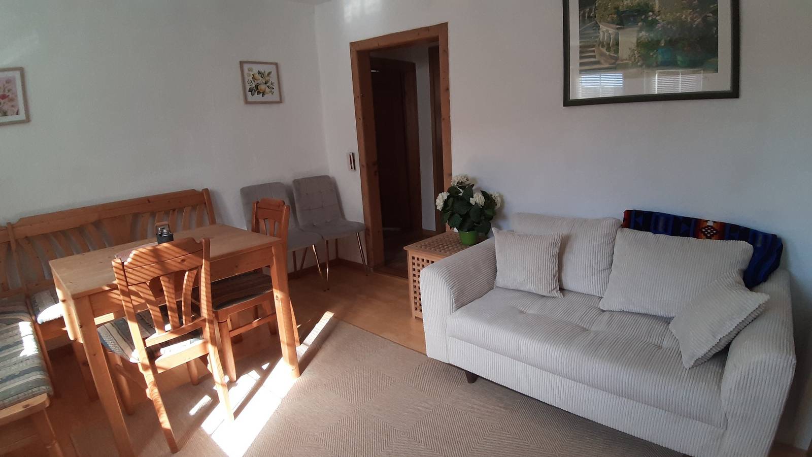 Ganze Wohnung, Ferienwohnung mit großer Terrasse und Blick ins Grüne in Gumperda, Saaleland