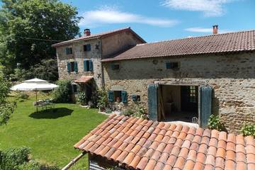 Cottage pour 2 personnes, avec jardin à Auzelles