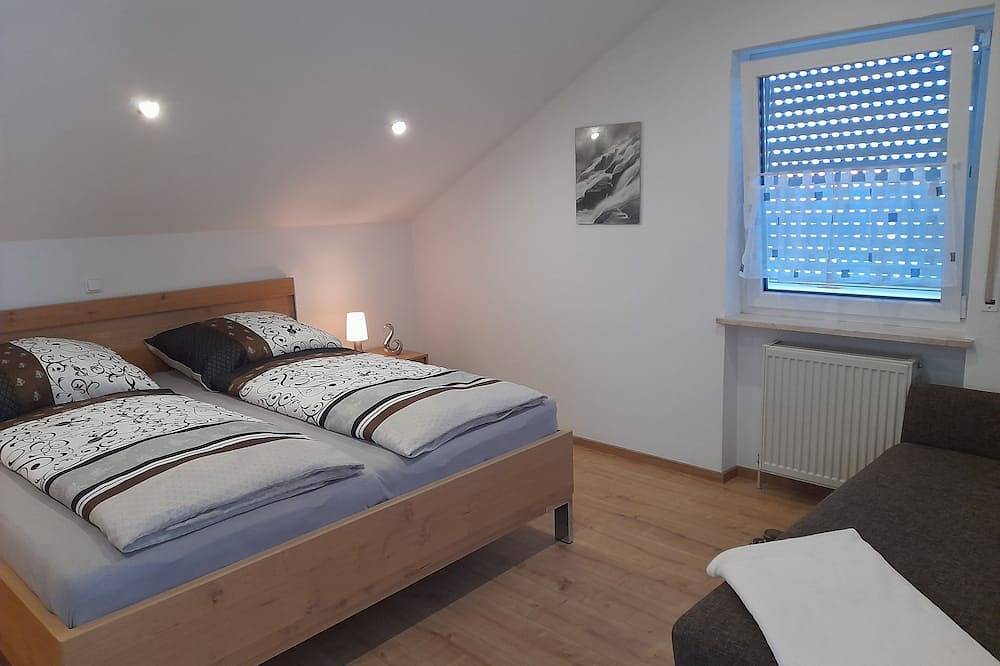 Ganze Wohnung, Großzügige und familienfreundliche Ferienwohnung (haustierfreundlich) in Ainring, Rupertiwinkel