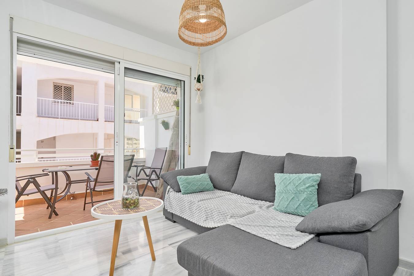 Entire apartment, Apartment 'Apartamento Costa Sol' with Shared Pool, Private Terrace and Air Conditioning in La Guapa, Polopos - La Mamola