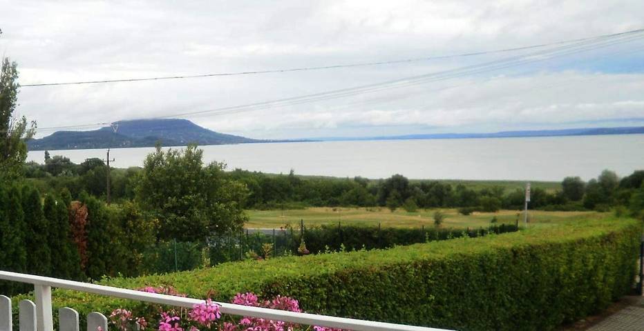 Ferienhaus für 2 Personen, mit Balkon und Terrasse sowie Garten und Seeblick