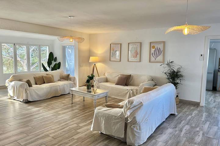 Ferienhaus für 12 Personen, mit Balkon und Terrasse sowie Garten und Pool in Los Delfines