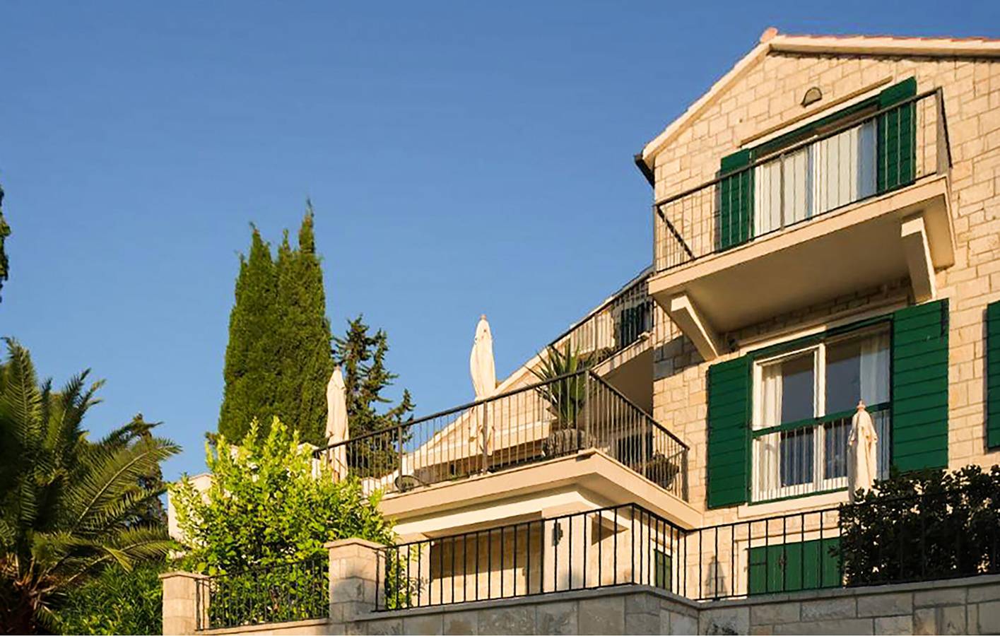 Amplio apartamento a 2 km de la playa: 1 dormitorio, con piscina, terraza y aparcamiento in Supetar, Brac