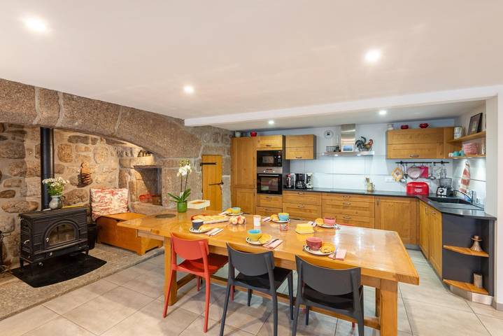 Gîte pour 10 personnes, avec jardin et terrasse, animaux acceptés à Malbouzon