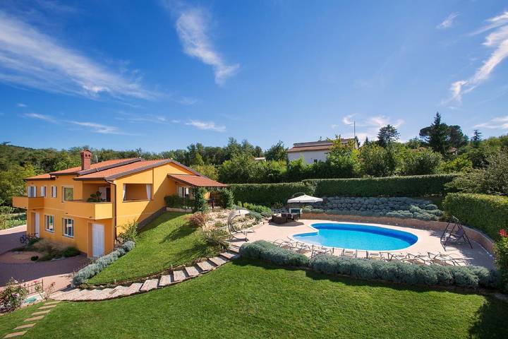 Ferienhaus für 10 Personen, mit Balkon/Terrasse und Garten sowie Pool und Sauna