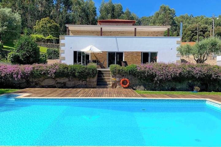 Location de vacances pour 8 personnes, avec balcon ainsi que jardin et piscine dans Facha
