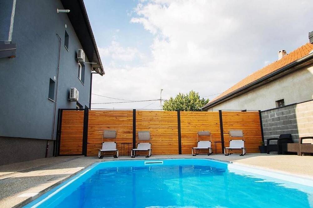 Holiday Home Thesaurum - Four Bedroom Holiday Home with Swimming Pool in Osijek-Baranja