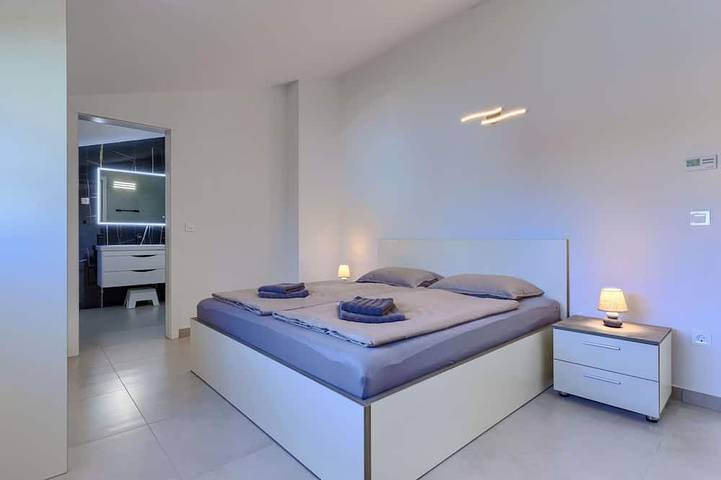 Ferienhaus für 10 Personen, mit Terrasse und Pool in Nova Vas - 2