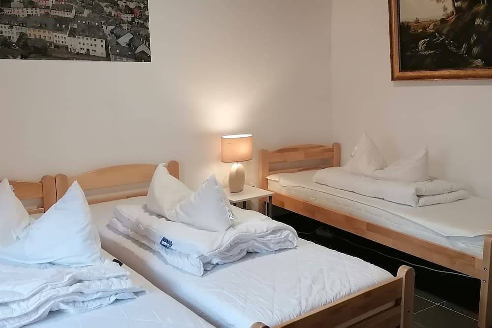 Monteurunterkunft für 7 Gäste mit 3 Schlafzimmer, 3 Bäder & Parkplätzen in Neuerburg, Eifelkreis Bitburg-Prüm
