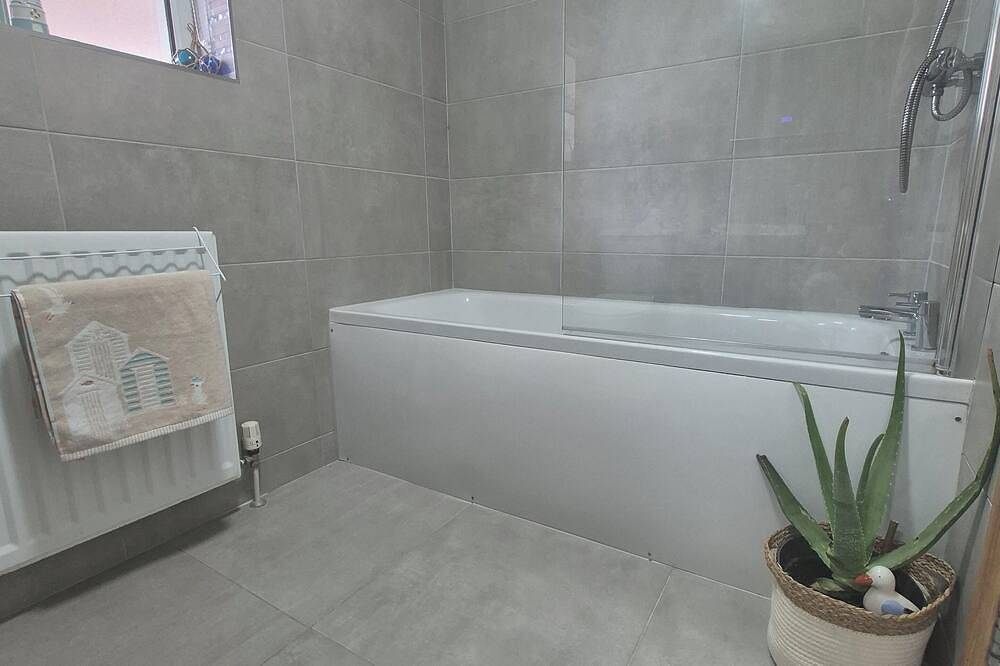 Entire apartment, Pet & Family Friendly Apartment, 2 min walk to the Sea & foot of the mountains. in Newcastle (County Down), County Down