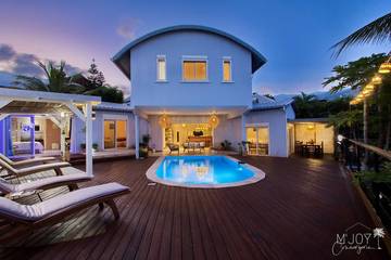 Gîte pour 8 personnes, avec terrasse ainsi que piscine et jardin à L'Étang-Salé