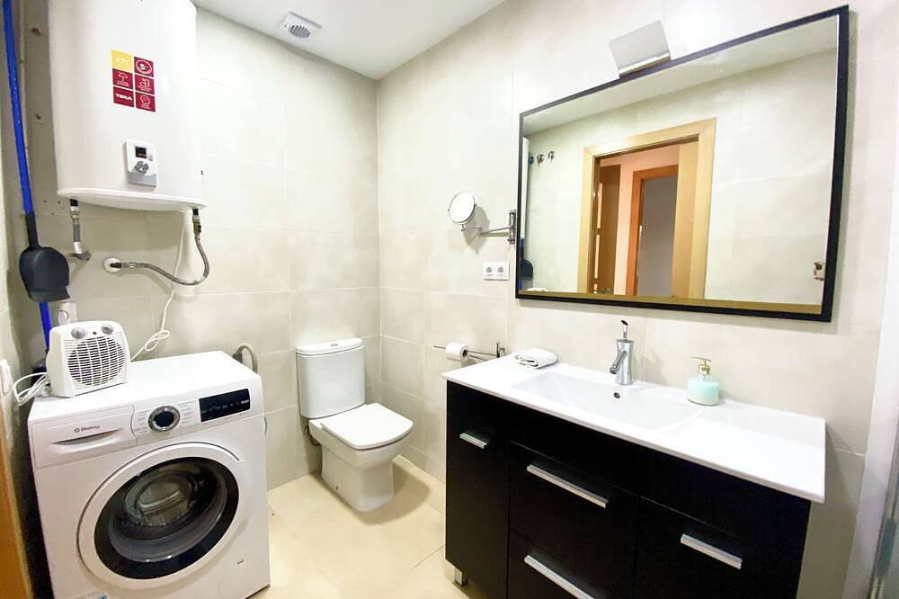 Apartamento entero, Mini Terraza Relajante Galvani. Ideal parejas in Tarrasa, Interior de Barcelona