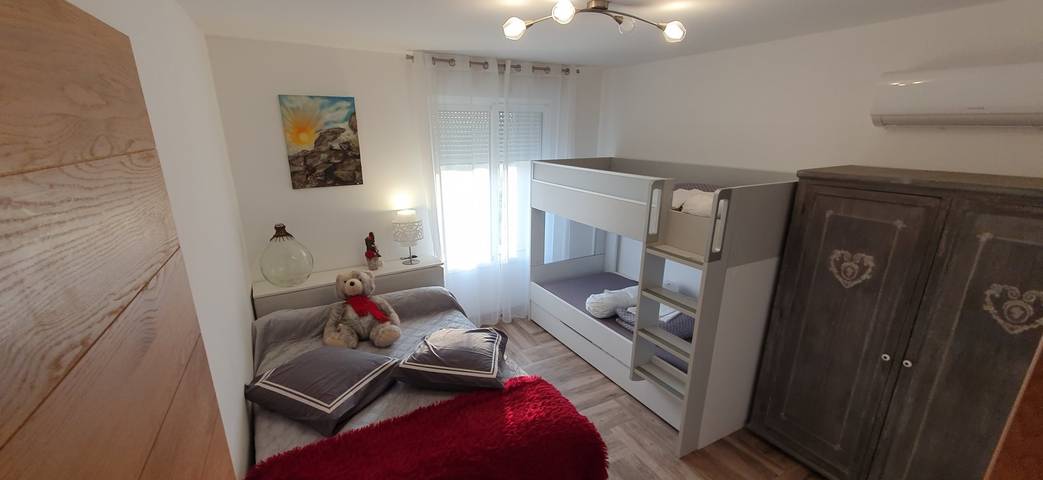 Gîte pour 8 personnes, avec terrasse et piscine ainsi que jardin et jacuzzi dans la Drôme - 3
