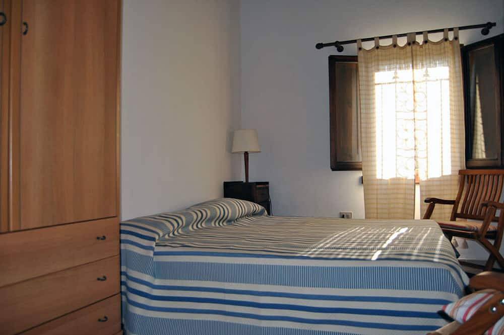 Grande Villa con 3 appartamenti e campo da tennis ,  14 persone 2 km dal mare in Sant'Antioco