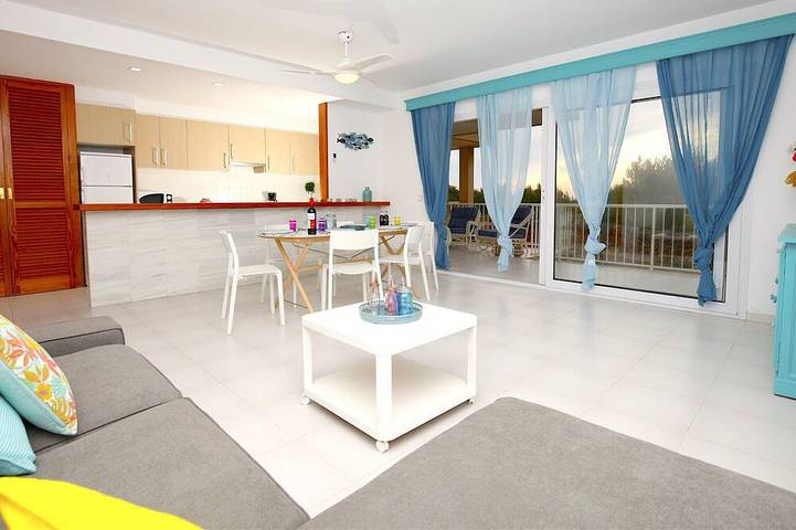 Ferienwohnung für 6 Personen, mit Balkon und Terrasse sowie Garten in Ses Covetes