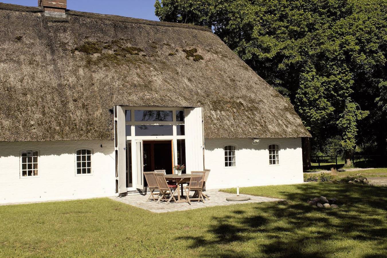 Ganze Wohnung, Ferienwohnung Herzverloren - Reetdachhaus, idyllisch, Kamin, Hunde willkommen in Stadum, Nordfriesland