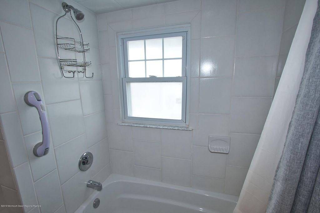 Lavallette Home Steps from Beach! Sleeps 11, 4 Br 2 Ba, Beach Tags included in Toms River, Ocean County