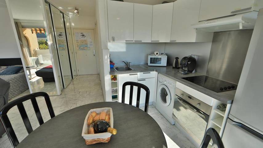 Gîte pour 2 personnes, avec vue et piscine ainsi que jardin et bassin pour enfant à Le Cannet - 2