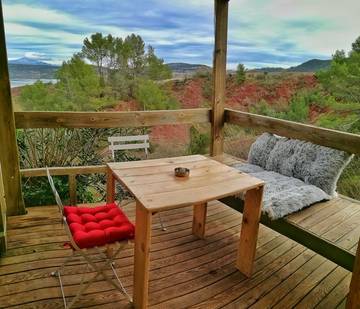 Gîte pour 2 personnes, avec jardin et vue sur le lac à Liausson