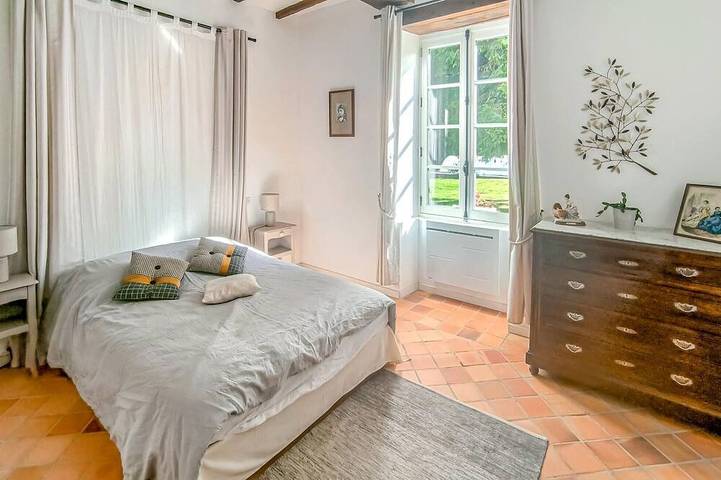 Location de vacances pour 11 personnes, avec piscine dans Parennes - 2