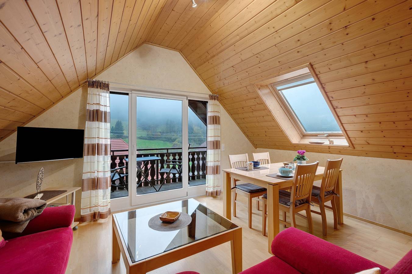 Ganze Wohnung, Ferienwohnung Rose Mit Balkon" mit Gemeinschaftsgarten, Balkon und Wi-Fi in Elzach, Mittlerer Schwarzwald