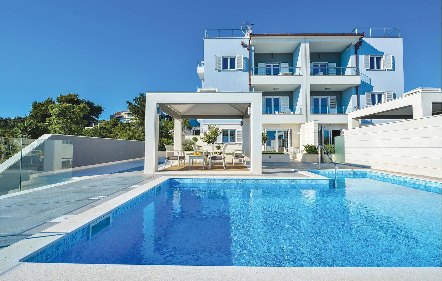 Apartamento vacacional entero, Acogedor apartamento a 1,5 km de la playa con piscina, terraza y cocina in Rogoznica, Condado de Šibenik-Knin