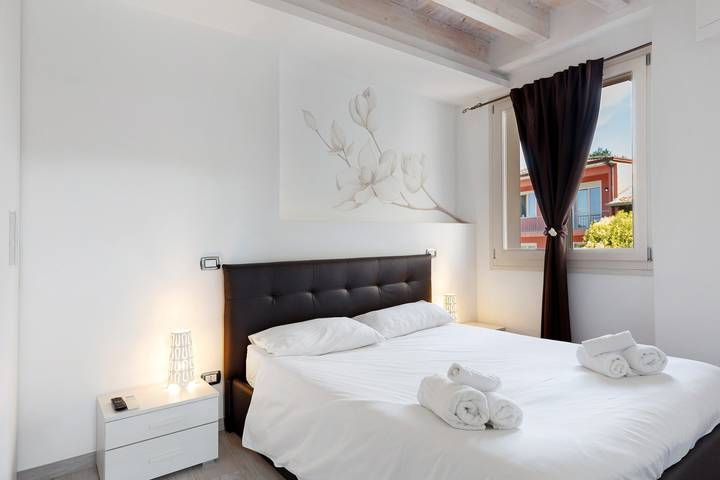 Entire apartment, The Magnolia Three-Room Apartment: Charm on Three Levels in Lonato del Garda’s Courtyard in Lonato del Garda, Brescia Province