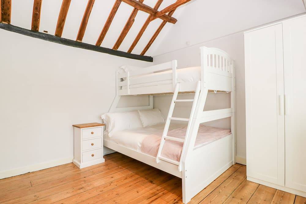 Oakapple Cottage, pet friendly, luxury holiday cottage in Lyndhurst in Lyndhurst, Hampshire