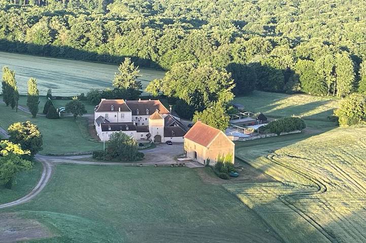 Location de vacances pour 5 personnes, avec Terrasse ainsi que Piscine et Sauna à Asquins