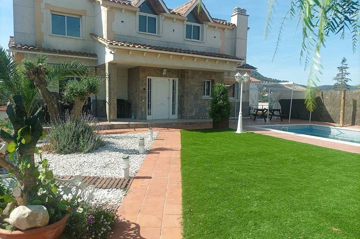 Casa de vacaciones para 10 personas, con jardín y jacuzzi además de terraza y piscina, Se admiten mascotas - 1