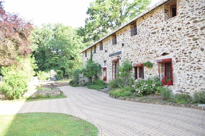 Chambre d’hôte pour 2 personnes, avec jardin ainsi que piscine et vue à Saint-Jory-de-Chalais