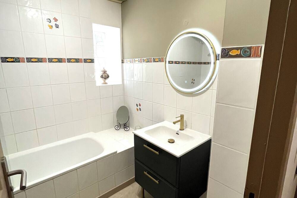 Entire apartment, Apartment 70 m2 pool property, parking, sea 4 km in Sérignan, Mediterranean Coast (France)