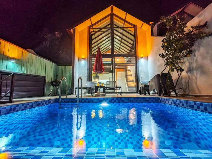 Villa pour 2 personnes, avec vue ainsi que piscine et terrasse à Kalkan
