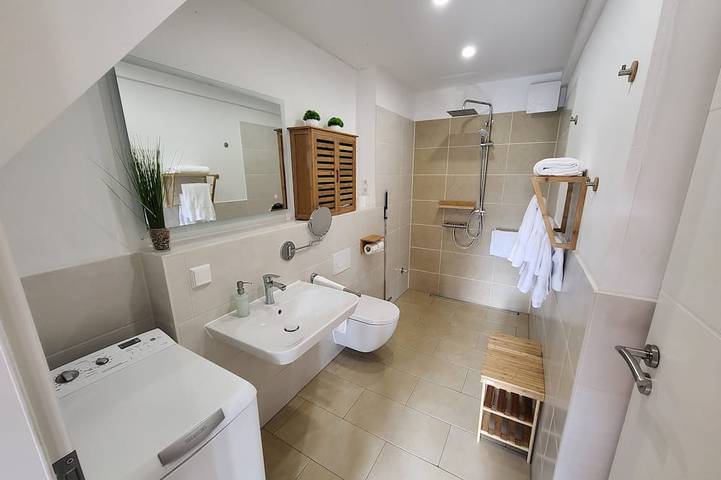 Ganze Wohnung, Gutshof moderne Ferienwohnung mit viel Garten, viel Natur, Hofgarten und See in Tangerhütte, Altmark