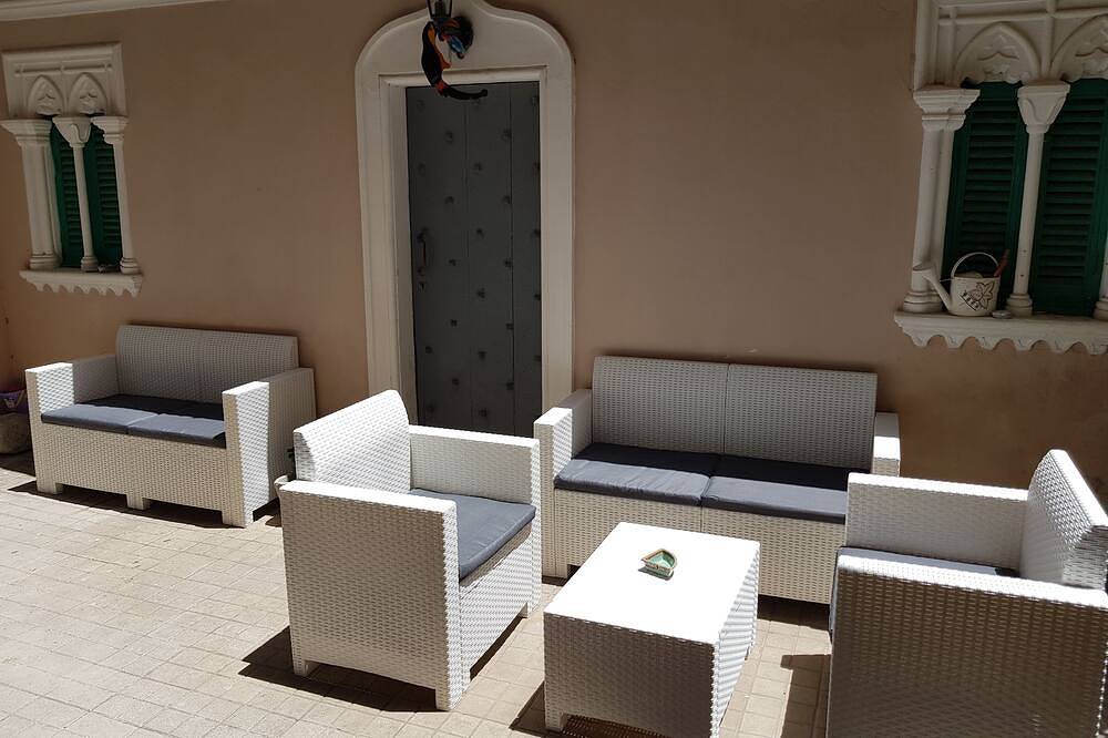 Entire apartment, Brigitte, centre, 5 minutes walk to the beach, 10 minutes walk trainstation. in Tropea, Vibo Valentia Province