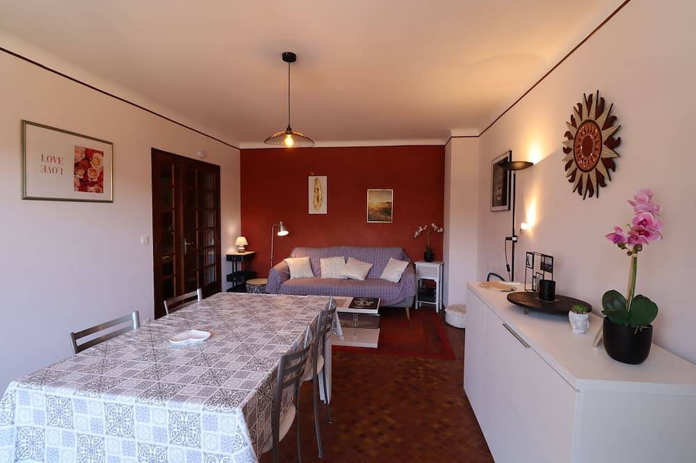 Appartement entier, Appartement F2 + terrasse - classé 3 étoiles - avec vue village et Canigou in Vernet-les-Bains, Parc naturel régional des Pyrénées catalanes