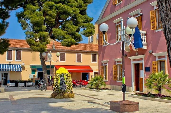 Entire apartment, Apartment in Pakoštane with Terrace, Air condition, WIFI, Washing machine (3548-1) in Pakostane, Zadar